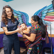 Médico general consultando a un paciente en el hospital, enfocado en proporcionar atención personalizada y detallada.